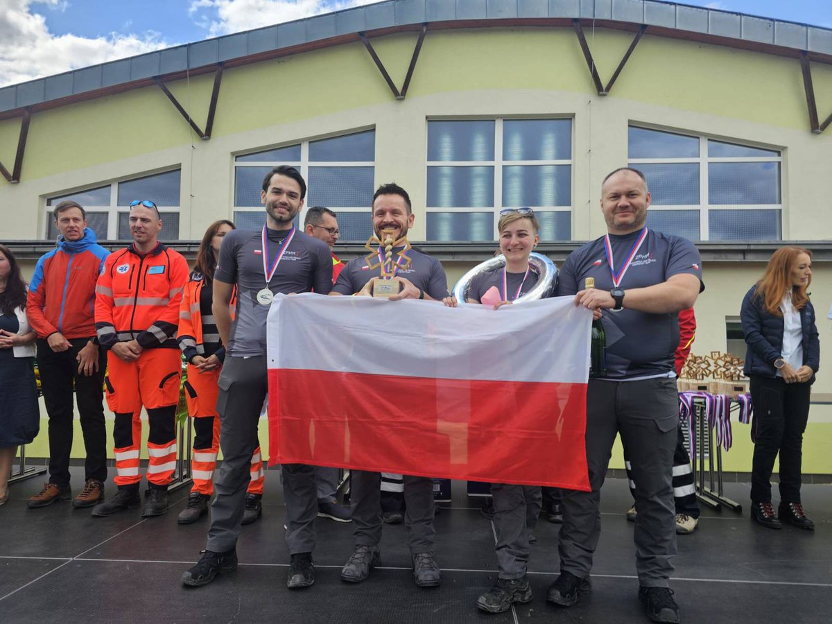 ZPHM_PL's tweet photo. Ekipa ZPHM ze srebrnym medalem Międzynarodowych Mistrzostw Ratownictwa Medycznego RALLYE REJVIZ 2025 w Czechach! 💪 https://t.co/F0owGwAhU9