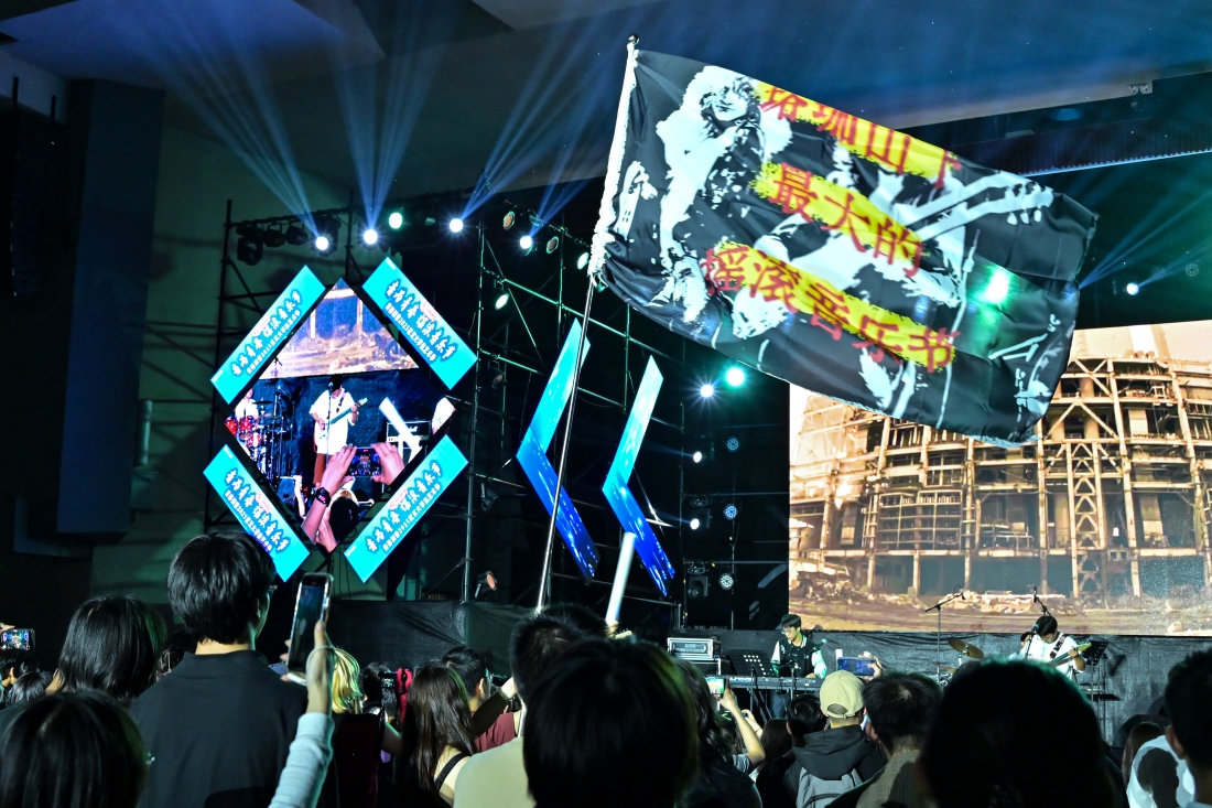 WHU_1893's tweet image. 🎶#WuhanUniversity: #RockNRoll Mode On!🎶

🎸🎹🎤Strings stirring, speakers blaring, we sing at the top of our lungs. Melody soaring, crowds igniting, we celebrate youth and passion all night long.✨

This is #WHU Rock Music Festival—let the party begin!🥳

#WHUCampus #WHUers