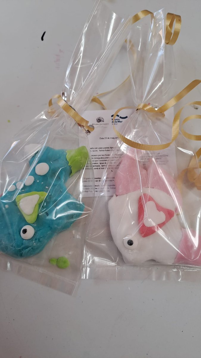 🍪Divendres passat, el Museu de la Mar i l'IES Guillem Colom varen unir forces amb el CEIP Pere Cerdà per una activitat ben dolça: decorar galetes amb motius marins i parlar de sostenibilitat 🐟

📚 Educar des de la cuina i amb gust de mar! #Calendaridepeiximarisc