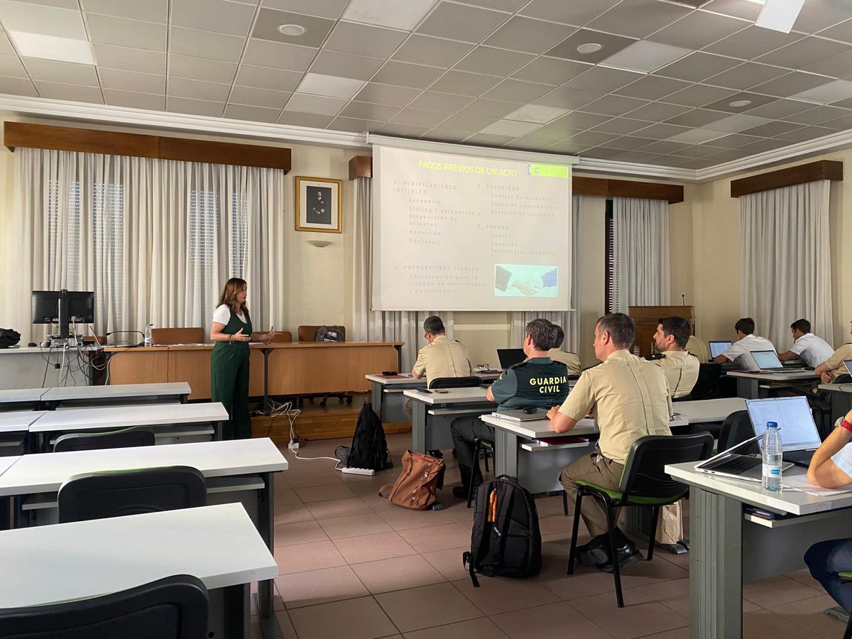 anavra1's tweet photo. Hoy ha tocado charla en el #CESEDEN dentro del curso de Comunicación Social de la Defensa bajo el título “Protocolo oficial y organización de actos” un privilegio y un orgullo hablar en esta institución de gran prestigio y con muchos alumnos conocidos #Protocolo #Comunicación https://t.co/MLu93mVeEX