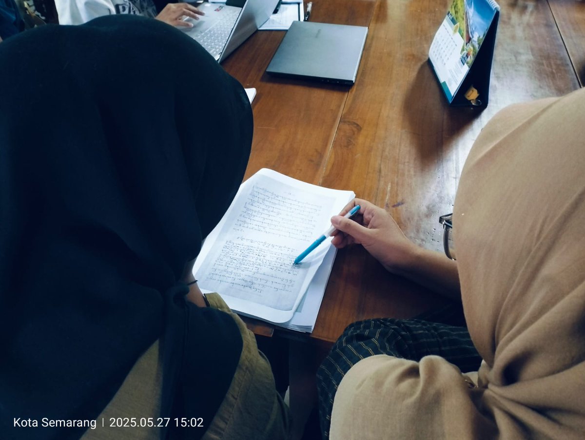 Perpusjateng's tweet photo. Selasa, 27 Mei 2025 sejumlah mahasiswa Prodi Bahasa Dan Sastra Saerah UPGRIS belajar bahasa Jawa di Perpustakaan Prov. Jateng. Dipandu pustakawan yang kompeten di bidangnya mereka praktik langsung pada naskah yang ada di perpustakaan. 
#salamliterasi
#naskahkuno #bahasajawa https://t.co/C35iyr0Zfd