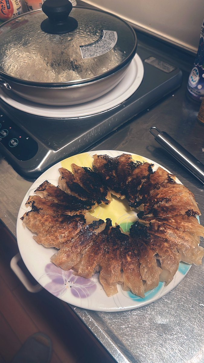 4kthetrue's tweet photo. どー考えても1人で初めて作った餃子の出来ではないよね？？素晴らしいやん😀 https://t.co/Jio6mfzcUt
