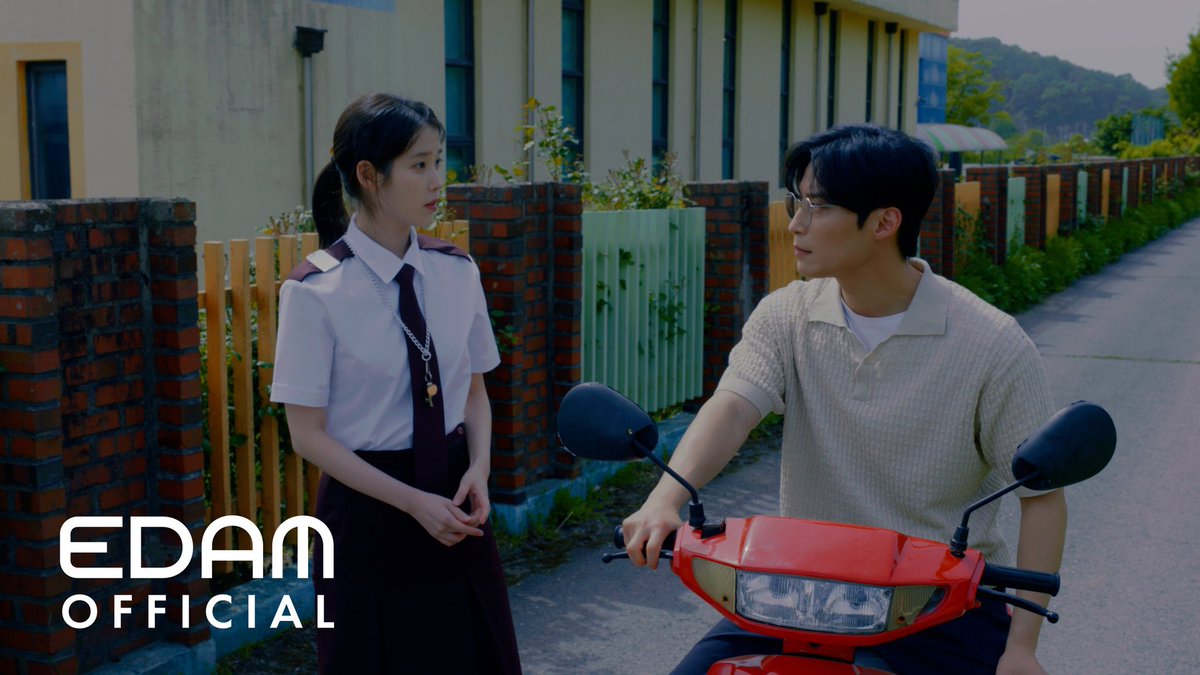 꽃갈피는 스스로 키워낸 그에 대한 동경에서 시작되었다.

꽃갈피의 2번 트랙 꽃.
꽃갈피 둘에서는 잊어야 한다는 마음으로 커버.
꽃갈피 셋에서는 고 김광석님의 영정 사진을 모티브로 한 영화 8월의 크리스마스 오마주뮤비.

소중히 불렀고 여전히 아름다운 이 곡을
고인의 음악을 사랑하는 한 명의