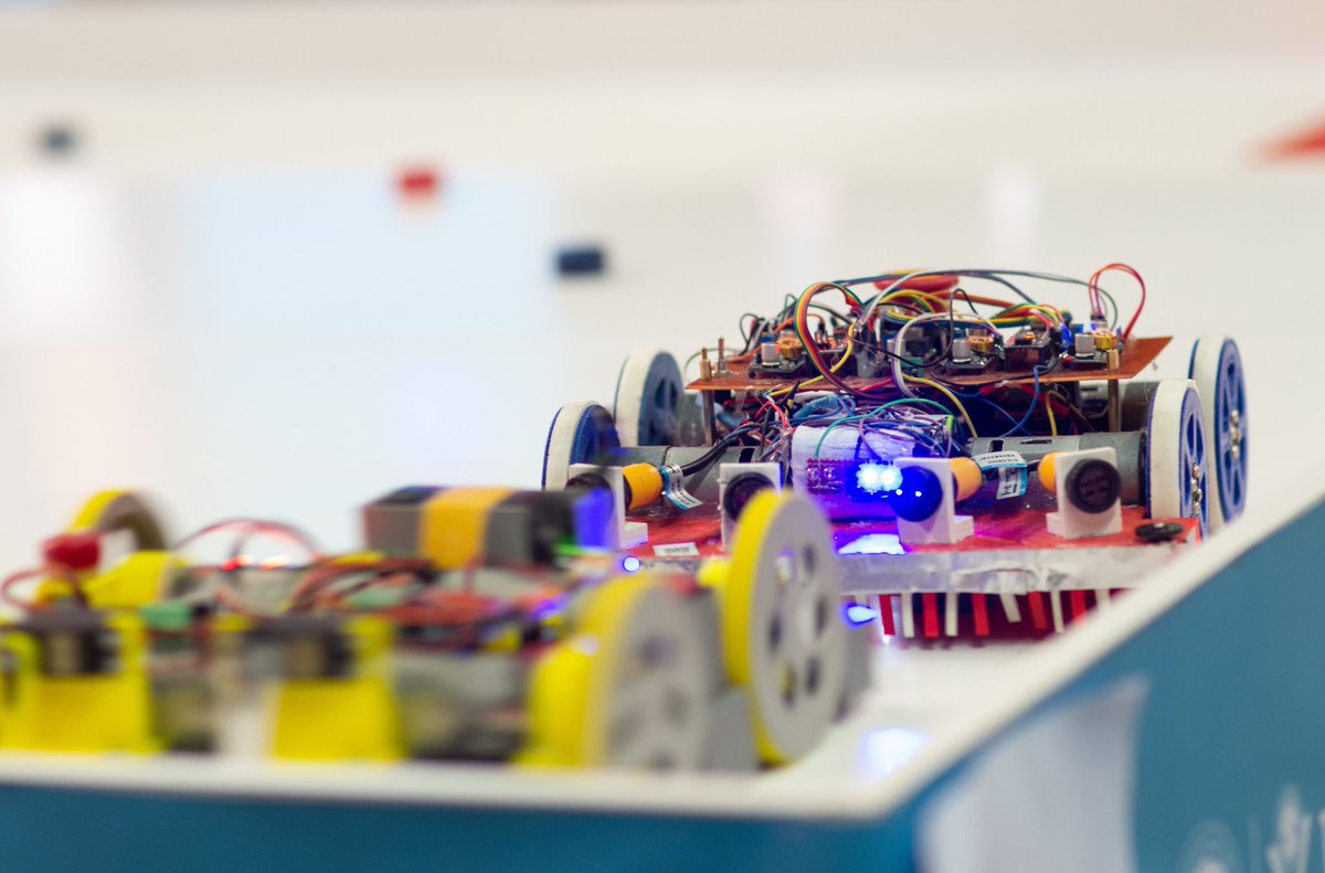 mebrobot's tweet image. 👩🏼‍💻👨🏻‍💻 Teknolojinin kodlarını yeniden yazan binlerce genç ürettikleri robotları ve hayallerini 🤖 17. Uluslararası MEB Robot Yarışmasında yarıştırdılar.

#MEBRobot