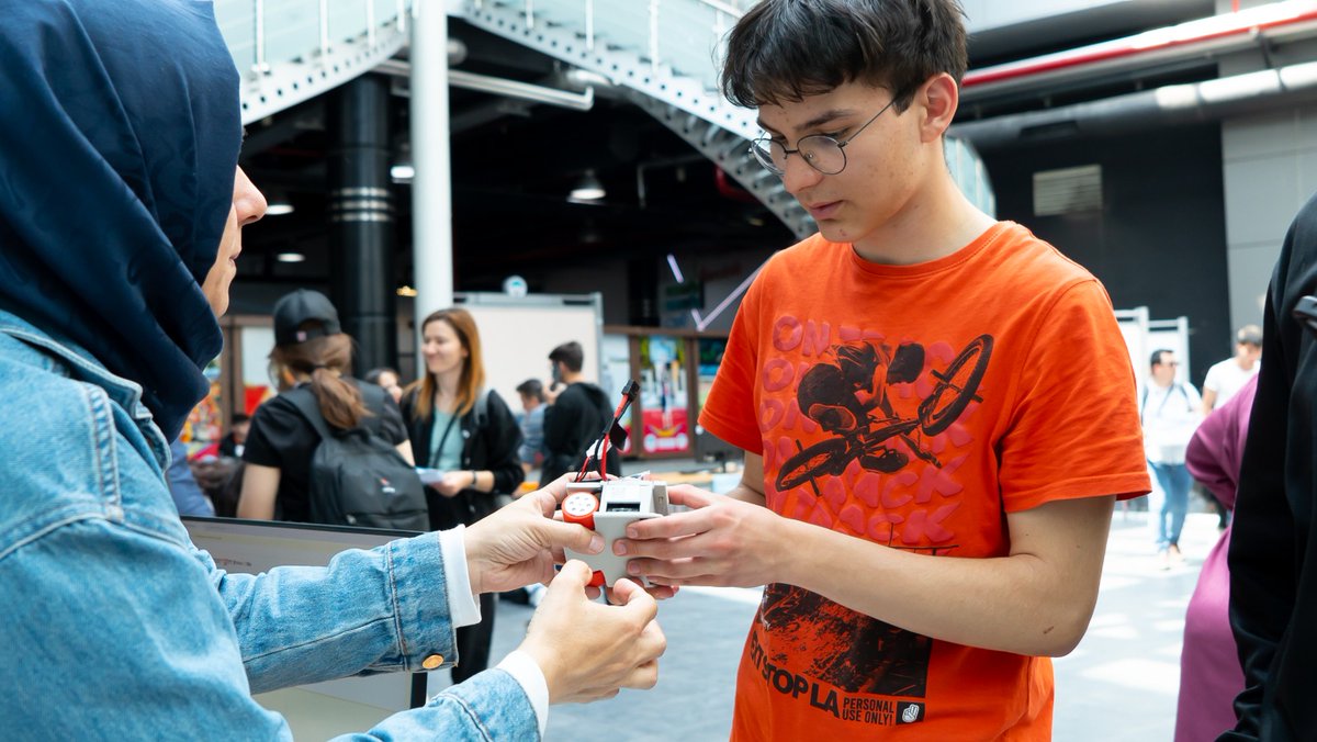 mebrobot's tweet image. 👩🏼‍💻👨🏻‍💻 Teknolojinin kodlarını yeniden yazan binlerce genç ürettikleri robotları ve hayallerini 🤖 17. Uluslararası MEB Robot Yarışmasında yarıştırdılar.

#MEBRobot