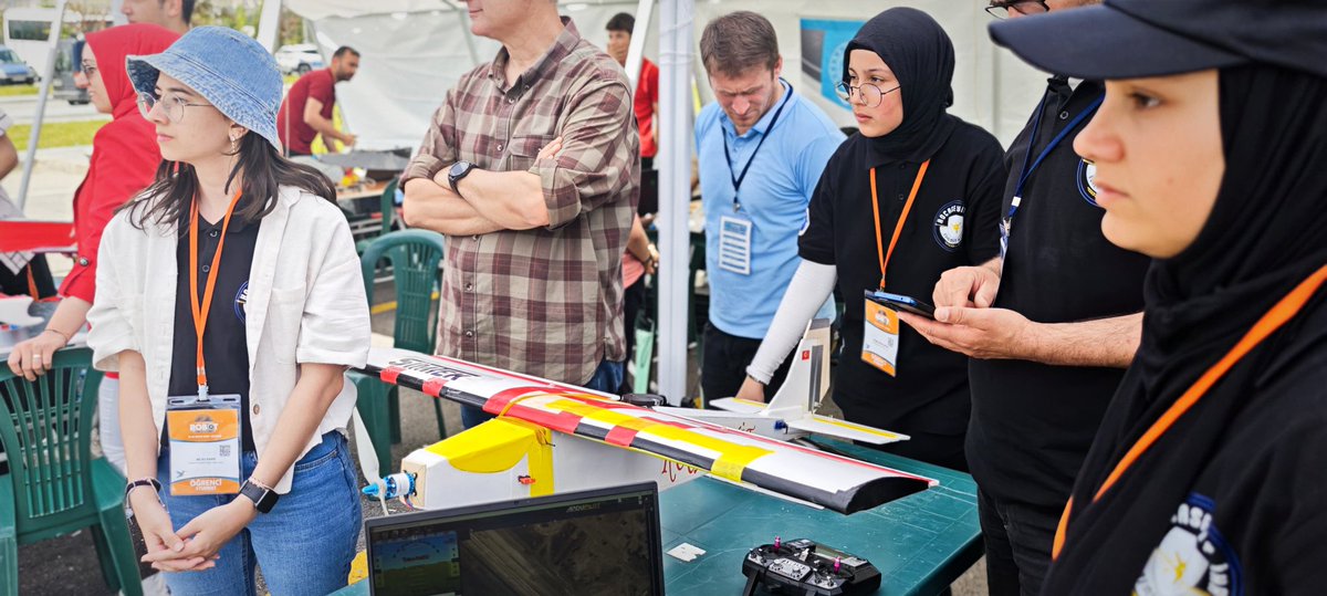 mebrobot's tweet image. 👩🏼‍💻👨🏻‍💻 Teknolojinin kodlarını yeniden yazan binlerce genç ürettikleri robotları ve hayallerini 🤖 17. Uluslararası MEB Robot Yarışmasında yarıştırdılar.

#MEBRobot