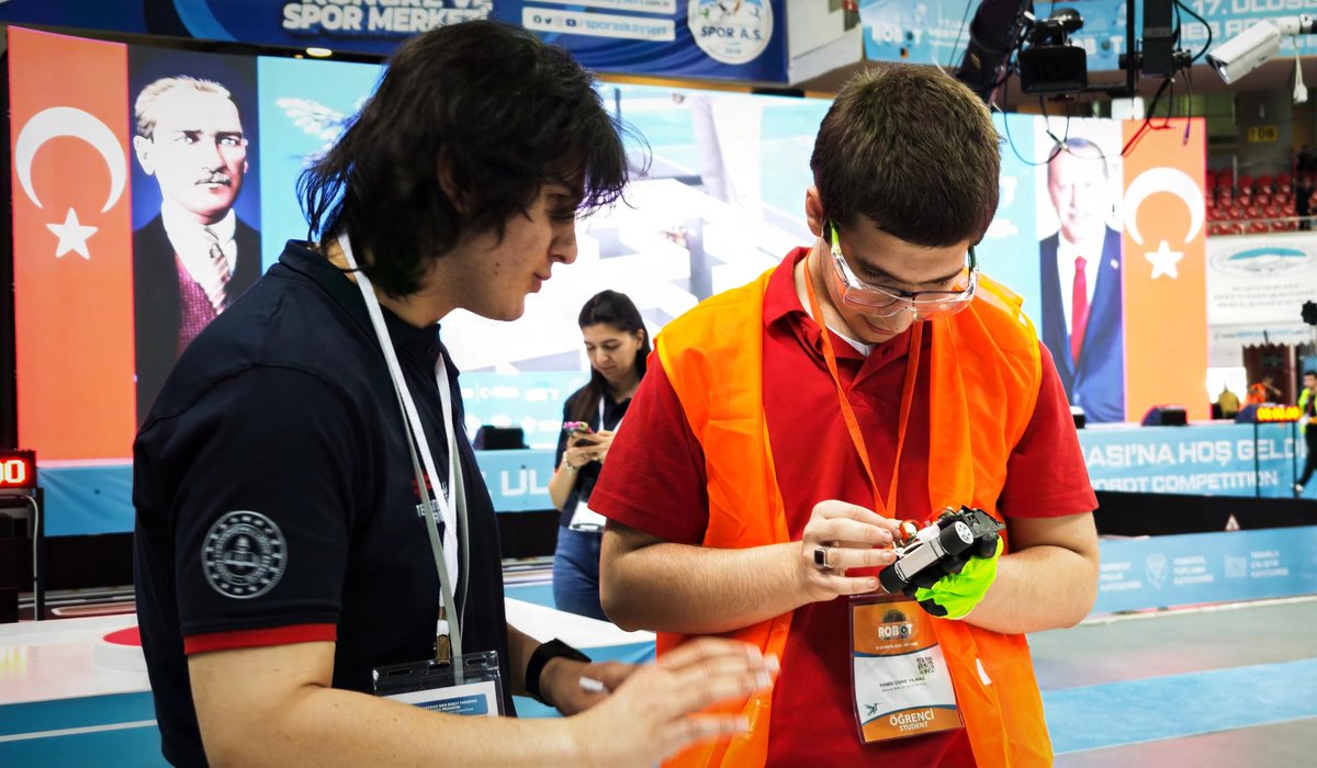 mebrobot's tweet image. 👩🏼‍💻👨🏻‍💻 Teknolojinin kodlarını yeniden yazan binlerce genç ürettikleri robotları ve hayallerini 🤖 17. Uluslararası MEB Robot Yarışmasında yarıştırdılar.

#MEBRobot