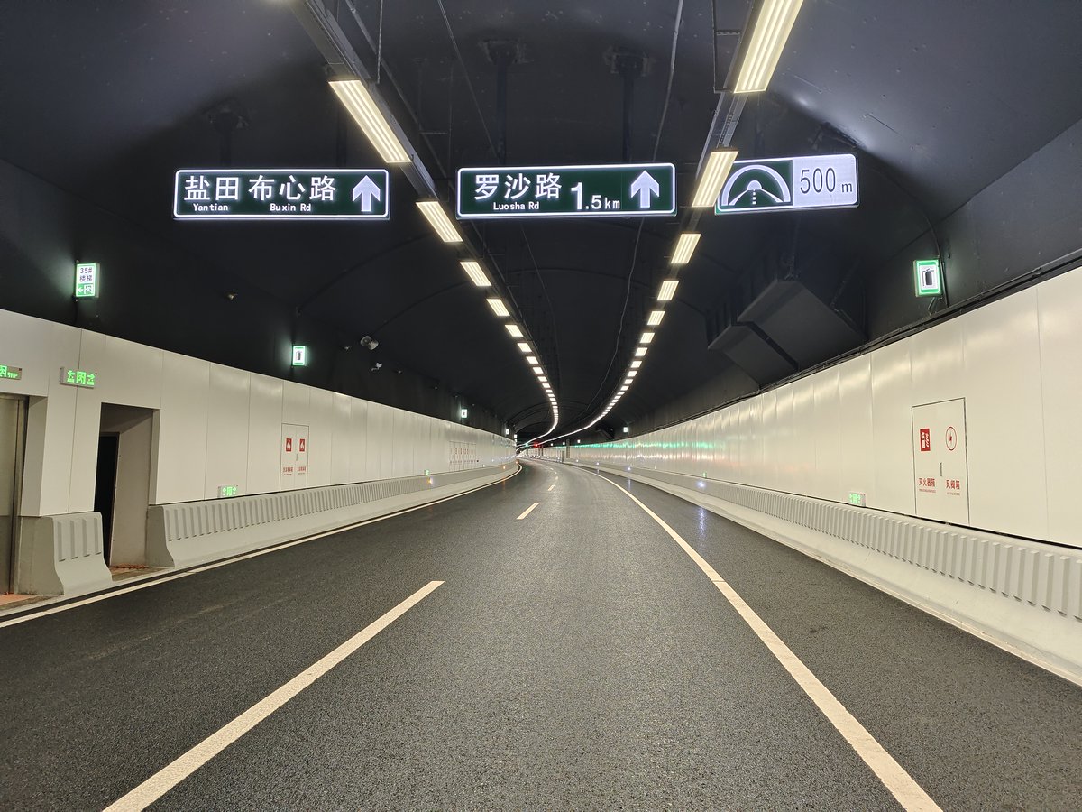szdaily1's tweet image. Future of urban #commuting just got better in Shenzhen!🚗🎉 The #ChunfengTunnel main line officially opened at noon today!

Spanning 5,078 meters, this isn't just any tunnel. It's an engineering marvel: a "single-tube, double-deck" design featuring two levels, each with two