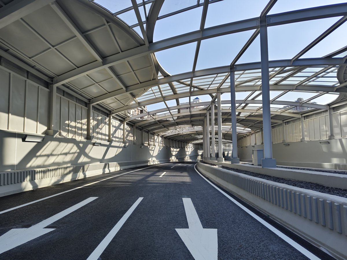 szdaily1's tweet image. Future of urban #commuting just got better in Shenzhen!🚗🎉 The #ChunfengTunnel main line officially opened at noon today!

Spanning 5,078 meters, this isn't just any tunnel. It's an engineering marvel: a "single-tube, double-deck" design featuring two levels, each with two