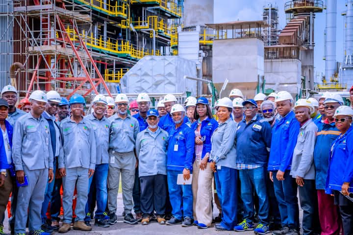 JaafarUmarAbba's tweet photo. Yesterday, the Group Chief Operating Officer, @nnpclimited, Mr. Roland Ewubare, & the EVP, Downstream, Mr. Mumuni Dagazau, led a delegation on a working visit & facility tour of the Warri Refining & Petrochemicals Company Limited (#WRPC) in Delta State. https://t.co/UUE6LiqOfF