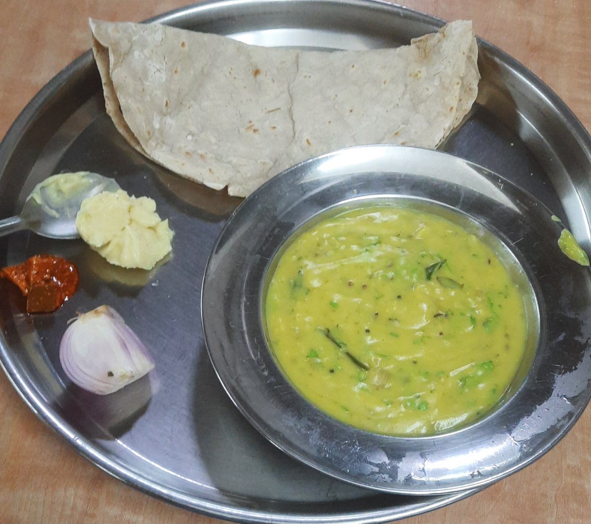 w_karve's tweet photo. #food #pithla #bhakri #eat
#pithlabhakri #pune #rains
Piping Hot Pithla with Freshly Prepared Jwari Bhakri on a Cold Damp Rainy Afternoon - absolutely delicious and fulfilling 😋
Pithla Bhakri with Onion Pickle and a blob of Shrikhand https://t.co/PDy3ECTSHg