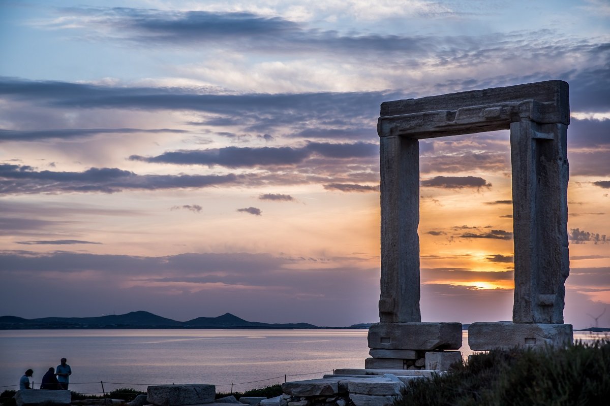 leia_gloria's tweet photo. Two constructions that will make you think: Image 1 Temple of Apollo 
 6th century BC and is dedicated to the Greek god Apollo...
Image 2The Dubai Frame observatory, they envy everything to contradict history
#templodeApolo 
#dubaiflame
#TempleofApollo 
#DubaiFlame https://t.co/LU0DpfnzsM