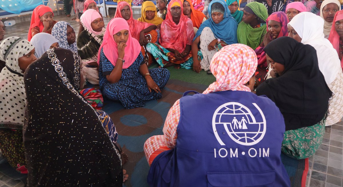 Chaque semaine, au Centre d’Orientation et d’Assistance aux Migrants de l’OIM à Obock 🇩🇯, l’équipe protection organise des discussions avec des groupes de femmes migrantes et leur remet des kits de dignité, spécialement conçus pour répondre à leurs besoins essentiels.
#MHDay2025