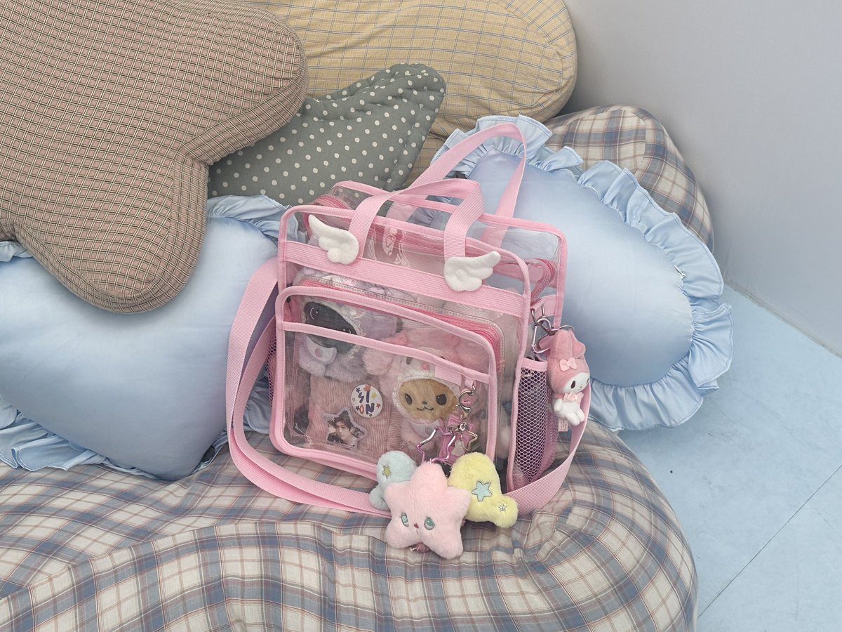 #제품제공
슴콘 런던에서 판매되는 예쁜 굿즈들을 선물 받았어요 시온이 덕분에 윗놀하다 이런 리뷰도 써보고 신기하네요ヾ(*´∇`)ﾉ 마침 전시회 가기 전에 도착해서 인형들 넣어서 다녀옴 팝츄에 날개 뺏지까지 달아주니까 완전 위시코어꒰ঌ⭐️໒꒱

제품들은 런던 현지에서 픽업 &amp; 코네티켓 공식