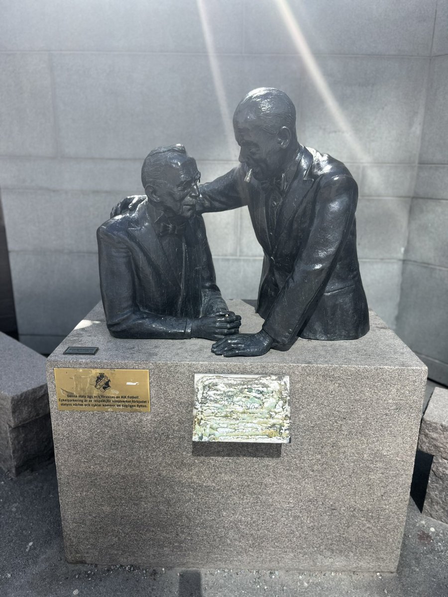 NorlanderDaniel's tweet photo. Det känns oerhört tråkigt att konstatera ännu en vandalisering av vår staty på Putte Kocks plats

Statyn har stått på platsen i nära 10 år. I det närmsta helt orörd. Den senaste tidens utveckling gör att vi troligen måste omvärdera placeringen och låsa in vår underbara historia https://t.co/cHom9Hv4hM