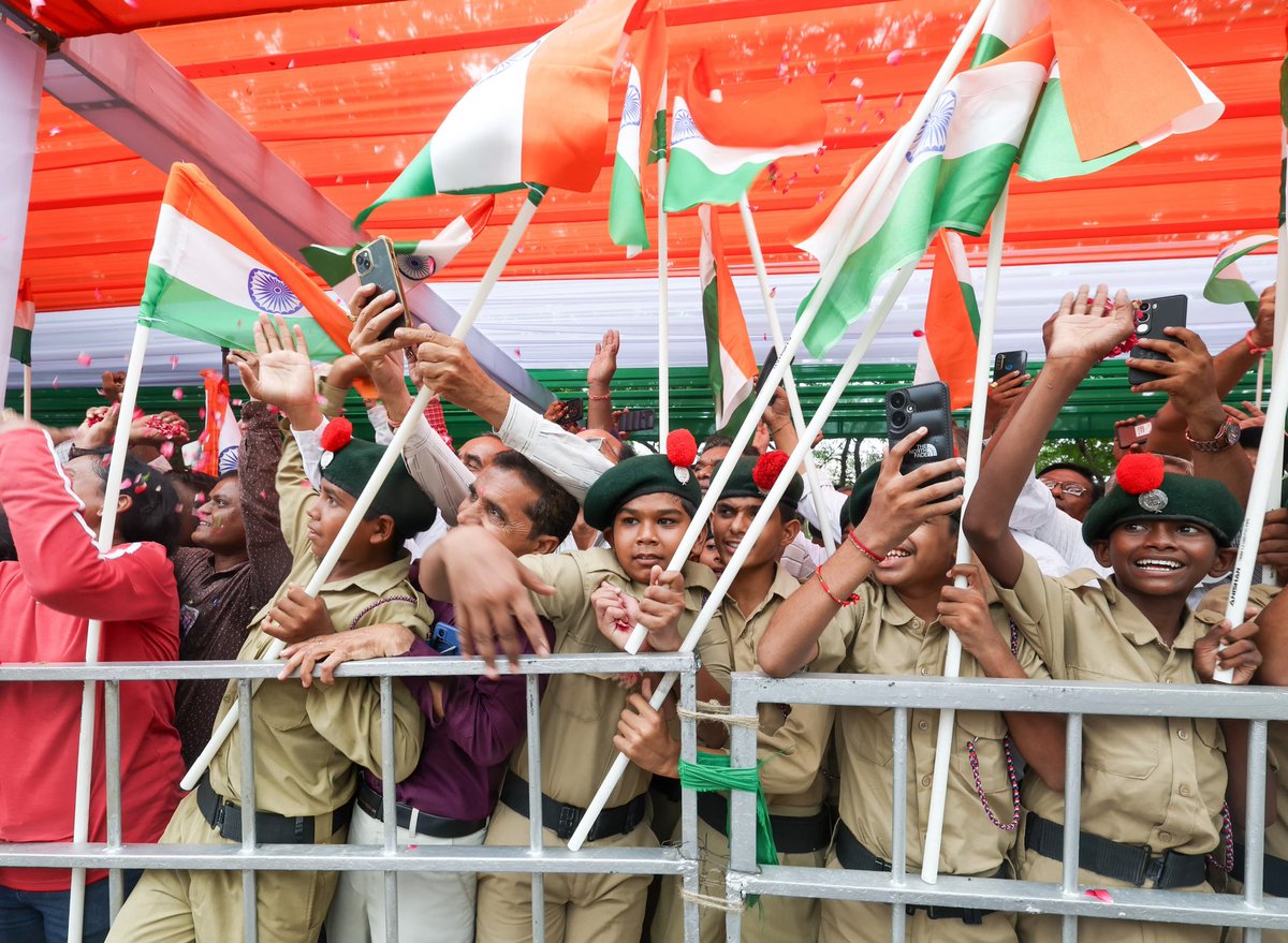 આજ રોજ ગાંધીનગર ખાતે પધારેલ વડાપ્રધાન શ્રી નરેન્દ્રભાઈ મોદીજીનું પાટનગરની જનતાએ ભાવભીનું સ્વાગત કર્યું હતું. આ અવસરે મુખ્યમંત્રી શ્રી ભૂપેન્દ્રભાઈ પટેલ અને કેન્દ્રીય જળશક્તિ મંત્રી શ્રી સી આર પાટીલ પણ વડાપ્રધાન શ્રી સાથે રોડ શોમાં સહભાગી થયા હતા. અંદાજે દોઢથી બે કિલોમીટરના ભવ્ય