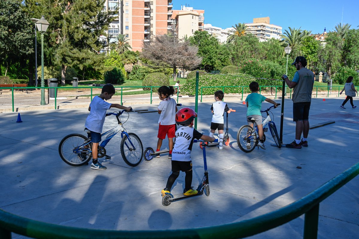 VlcMobilitat's tweet image. Este diumenge 1 de juny vine amb tota la familia a celebrar el #DiadelaBici 🚴‍♀️ als Jardins de #Vivers!

Gimcana pel circuit d'educació viària, sortejos, tallers, música, teatre, contacontes...! 🎭🤹‍♀️🥳
⌚️11 a 14 h

#MobilitatVLC #EMTValència #Valenbisi #València