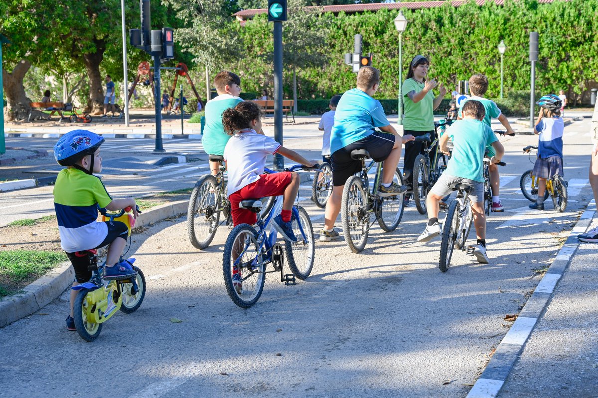 VlcMobilitat's tweet image. Este diumenge 1 de juny vine amb tota la familia a celebrar el #DiadelaBici 🚴‍♀️ als Jardins de #Vivers!

Gimcana pel circuit d'educació viària, sortejos, tallers, música, teatre, contacontes...! 🎭🤹‍♀️🥳
⌚️11 a 14 h

#MobilitatVLC #EMTValència #Valenbisi #València
