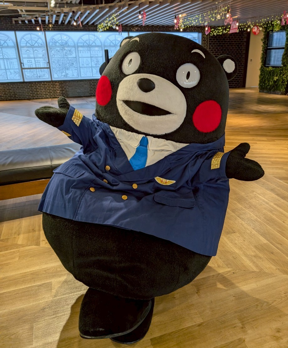 KumamonStaff's tweet image. お仕事の合間に休憩スポットを発見したくまモン!
どの椅子がボクにフィットするのかと
色々試したようです!
みなさん、くまモンのお気に入りはどれだかわかりますか?