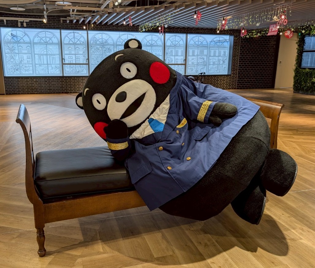 KumamonStaff's tweet image. お仕事の合間に休憩スポットを発見したくまモン!
どの椅子がボクにフィットするのかと
色々試したようです!
みなさん、くまモンのお気に入りはどれだかわかりますか?