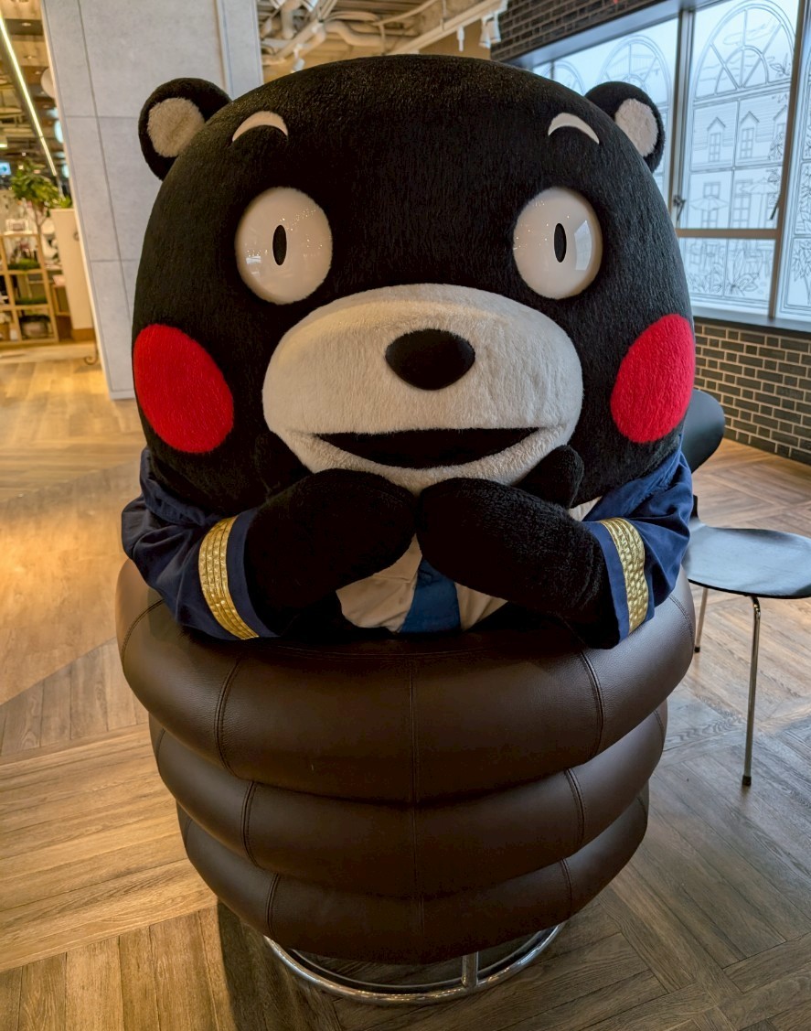 KumamonStaff's tweet image. お仕事の合間に休憩スポットを発見したくまモン!
どの椅子がボクにフィットするのかと
色々試したようです!
みなさん、くまモンのお気に入りはどれだかわかりますか?
