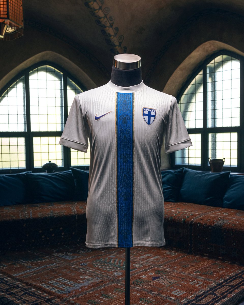 Huuhkajat's tweet photo. 𝐅𝐢𝐧𝐥𝐚𝐧𝐝 𝐎𝐟𝐟𝐢𝐜𝐢𝐚𝐥 𝐇𝐨𝐦𝐞 𝐉𝐞𝐫𝐬𝐞𝐲 𝟐𝟎𝟐𝟓/𝟐𝟔 🇫🇮​
​
Uniikki yhteys.​
Maahan ja toisiimme. Menneeseen ja tulevaan.​
Tämä kieli on suomalaisuutta.​
Sukupolvien toisensa perään hengittämää.​

Käsin piirretty tarina suomalaisuudesta.​

Tutustu uusiin pelipaitoihin ➡ https://t.co/z2CAhOx8Mw​

#MeOlemmeSuomi #Huuhkajat #Helmarit #Futsalfi