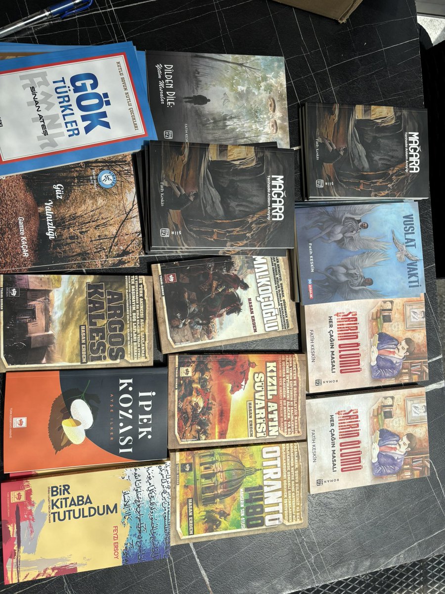 2024-2025 Bahar Dönemi boyunca ders içi etkinliklerde ve sınavlarda başarılı olan öğrencilerime kitaplar hediye ettim.