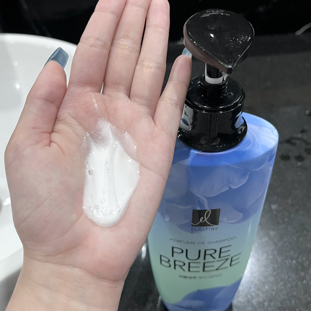 adaymoodd's tweet photo. อยากเป็นคนสวยขา ผมหอมๆต้องใช้ แชมพู Elastine Perfume รุ่น Pure Breeze เลออ กลิ่นเหมือนน้ำหอม Chloe EDP รู้สึกหอมละมุน ดูแกลมแบบน้ำหอมแพงๆอ่ะ กลิ่นหอมติดผมนานนนน แถมสระแล้วผมนุ่มไม่พันกัน เริ่ดมาก!!!!!

พิกัด Makro Pro น้าาา 

#Elastine #Makro #รีวิวบิวตี้ #ของดีบอกต่อ #Kbeauty #Kbeautyhaircare #KoreanShampoo #ElastineShampoo #MakroHaul #shampoo #damagedhair