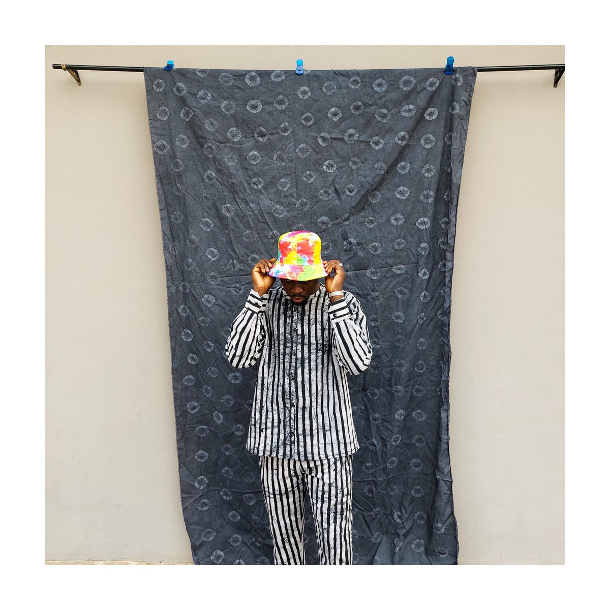 <a href="/gemyoruba/">Onilu 🧞</a> <a href="/EkiExhibits/">Èkí Exhibits</a> we reimagine traditional Adire into contemporary designs and outfits. 
Kindly follow us on IG:
instagram.com/ekiexhibits?ig…
💚🙌🏾