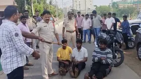 sauramtv's tweet image. ಕಾನ್‌ಸ್ಟೆಬಲ್ ಮೇಲೆ ಹಲ್ಲೆ: ಗುಂಟೂರಿನಲ್ಲಿ ಮೂವರು ರೌಡಿಗಳ ಬಂಧನ, ಪೊಲೀಸರ ಲಾಠಿ ಶಿಕ್ಷೆ ವೈರಲ್

#constable #attack #Laticharge #rowdy 

sauramtv.com/attack-on-cons…