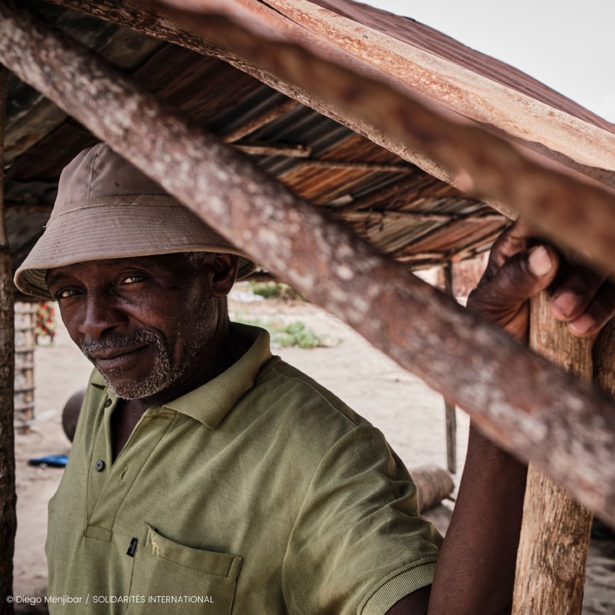 SOLIDARITÉS INTERNATIONAL (@solidarites_int) on Twitter photo Au #Mozambique 🇲🇿, Muinde a dû quitter son village en 2018 à cause des violences armées. Il est revenu s'y installer en 2023 mais évolue dans une grande #précarité.
👉 Afin d'améliorer les conditions de vie des habitants, <a href="/Solidarites_Int/">SOLIDARITÉS INTERNATIONAL</a> a construit des latrines. Au #Mozambique 🇲🇿, Muinde a dû quitter son village en 2018 à cause des violences armées. Il est revenu s'y installer en 2023 mais évolue dans une grande #précarité.
👉 Afin d'améliorer les conditions de vie des habitants, <a href="/Solidarites_Int/">SOLIDARITÉS INTERNATIONAL</a> a construit des latrines.