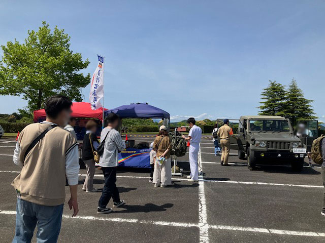 【#三島所】
5/3(土)修善寺 #虹の郷 で行われた「はたらく車が大集合！in虹の郷」に参加しました‼️

広報ブースを設置し、 #自衛隊 の活動内容の説明や迷彩服、制服の着せ替え、½トラック(#パジェロ)の装備品展示を実施しました😆

#伊豆市 #陸上自衛隊 #静岡地本