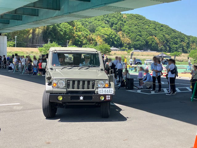 【#三島所】
5/4(日)神島運動公園で行われた #伊豆市シックカーコレクション に参加しました‼️

ブースで #自衛隊 の説明や制服、迷彩服の着せ替えをしたり、½トラック（#パジェロ）がパレードに参加したり…😆

３枚目の写真は、三島所長がインタビューをうけているところです🎤
#伊豆の国市