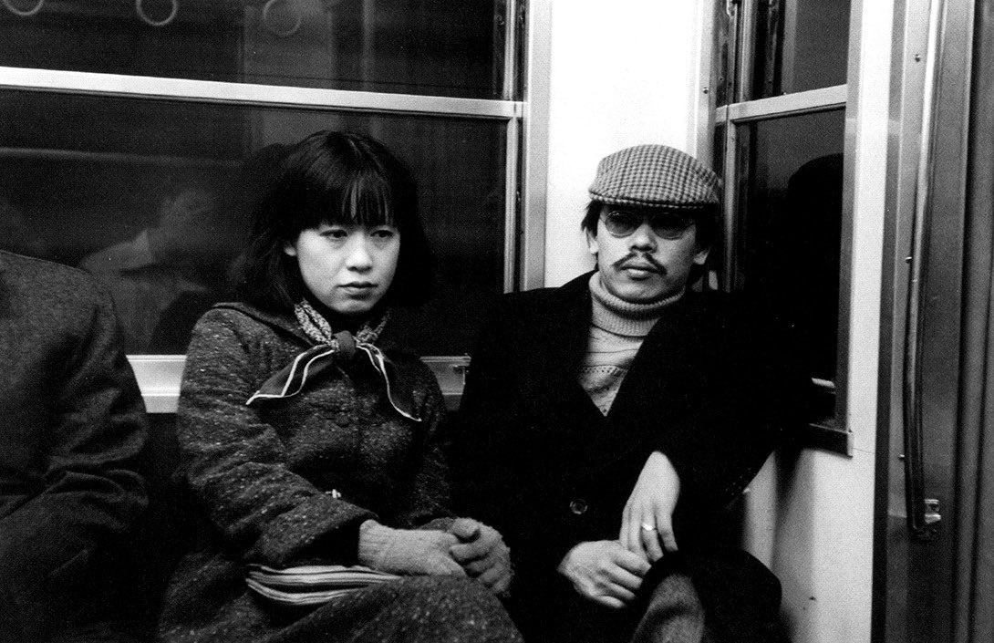 Au début de l'été 1971, Nobuyoshi Araki et sa femme Yoko, fraîchement mariés à Tokyo, partent en lune de miel. Son appareil photo à la main, Araki était déterminé à enregistrer chaque nuance de leurs jours d'amour.

patreon.com/posts/129977335