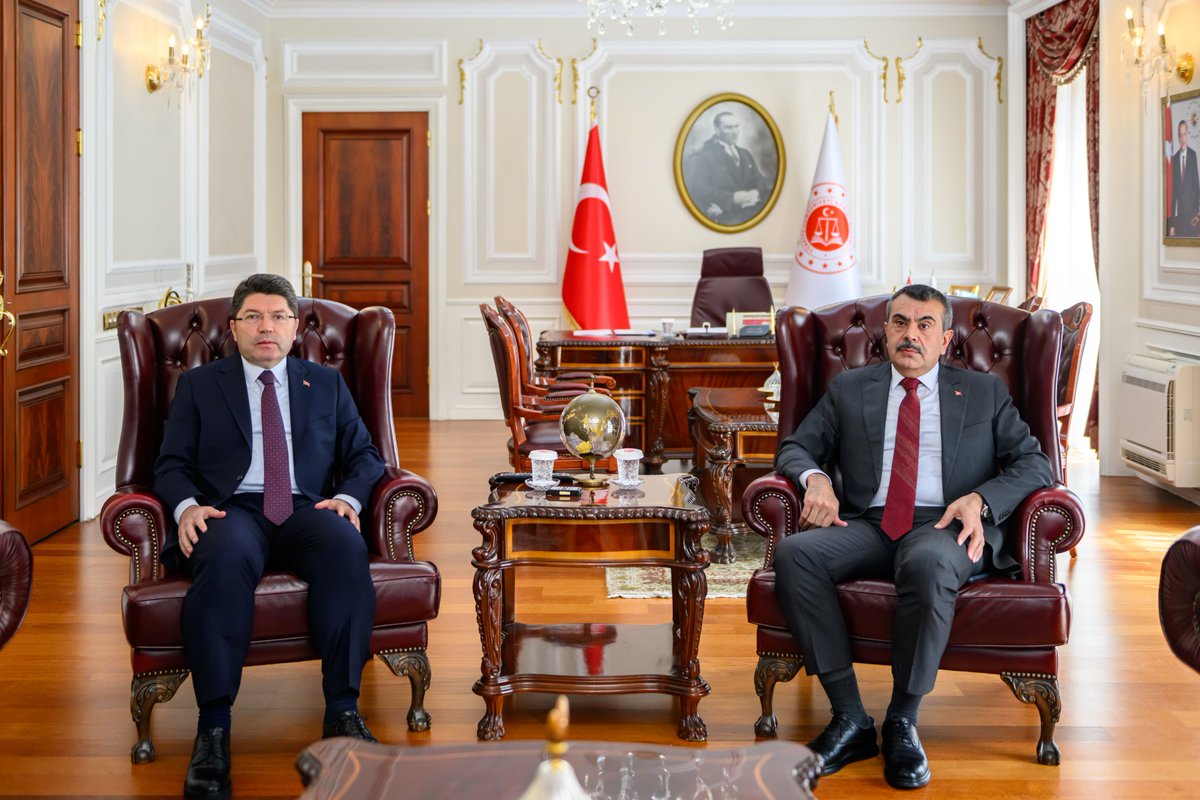 Milli Eğitim Bakanımız Sayın Yusuf Tekin’le Bakanlığımızda bir araya geldik.

Bakanlıklar olarak yürüttüğümüz çalışmalar ve ortak projelerimiz üzerine değerlendirmelerde bulunduk.

Her alanda büyüyen ve kalkınan ülkemizi daha ileri noktalara taşımak, nesillerimize daha güçlü bir