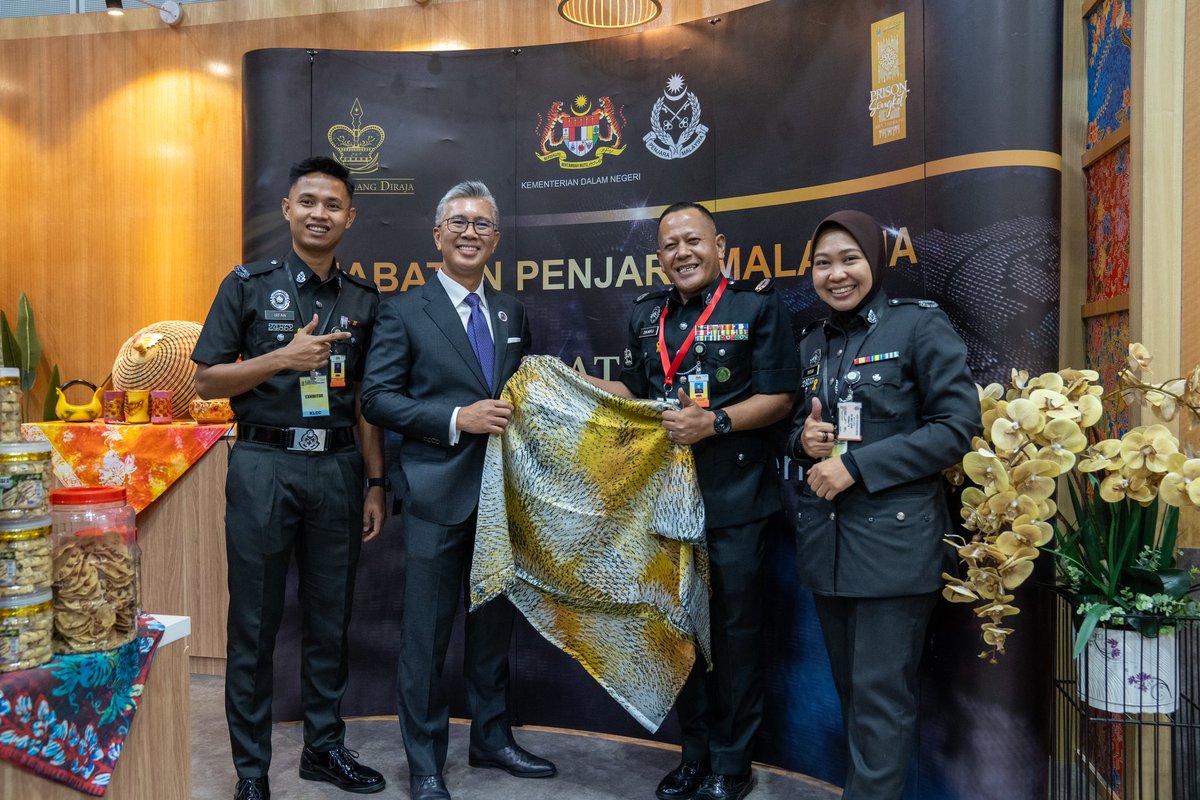 tzafrul_aziz's tweet image. Penjara bukan sekadar tempat hukuman, malah juga tempat pemulihan! ✨

#MyPride, jenama produk &amp;amp; perkhidmatan dari Jabatan Penjara Malaysia adalah bukti nyata komitmen kita untuk rehabilitasi banduan! 🇲🇾 Saya kagum melihat sendiri hasil tangan banduan di reruai My Pride di