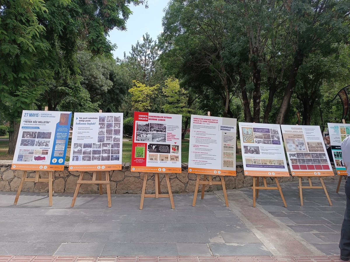 Demokrasi tarihimizde kara bir leke olan 27 Mayıs 1960 darbesinin vicdanlarda açtığı yaraların unutulmaması amacıyla 81 il teşkilatımızda eş zamanlı basın açıklaması ve sergi düzenlendi.

Bizlerde bu kapsamda Şehrimizin Gençlik Kolları Yeni Seçmen Birimi olarak katılım sağladık.