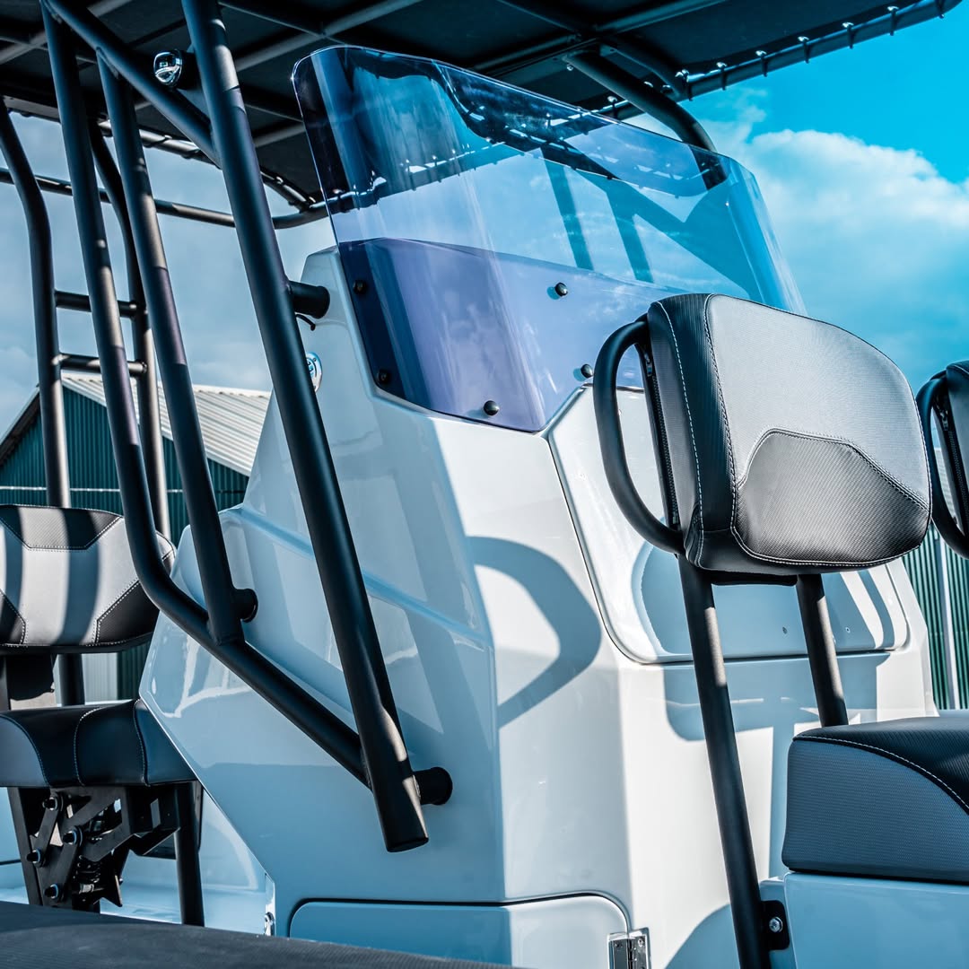 GrandMarine_ES's tweet image. 🚤 Drive D950 – Reseña parte 3: configuración personalizada para veteranos de EE. UU. 🇺🇸
Detalles y funcionalidad en cada rincón.
Materiales de alta calidad, acabados precisos y distribución optimizada para cumplir su propósito sin comprometer el confort ni la seguridad.

#RHIB