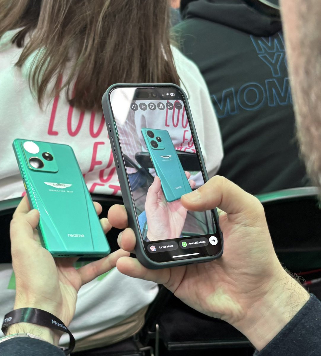 Il colore è davvero bello… #realmeGT7SeriesLaunch27May <a href="/AstonMartinF1/">Aston Martin Aramco F1 Team</a> 🏁