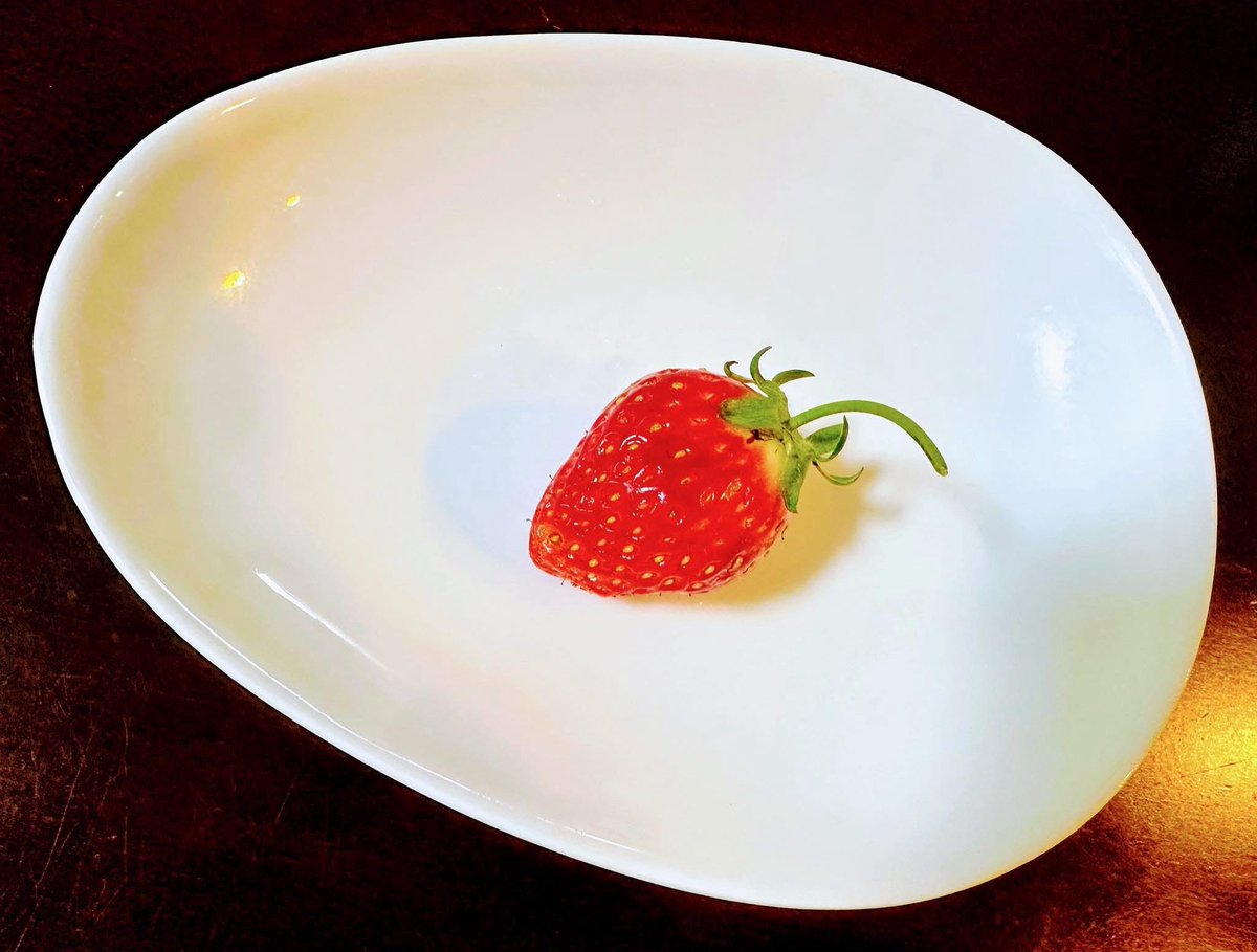 YoshikawaYuumi's tweet photo. 【親のあたたかさを しみじみ...🍓】
先日、一日 三重県中を回って疲れ果てて三重の自宅に帰ったら、お皿にポツンと一つだけイチゴ🍓がのったお皿がダイニングテーブルの上に置いてありました。 https://t.co/Ly32heCeLF