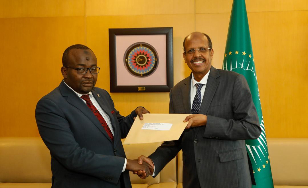 _AfricanUnion's tweet photo. African Union Commission Chairperson Engages with Representatives of Sahelian Member States on Political Transition

Addis Ababa – The Chairperson of the African Union Commission, H.E. Mahmoud Ali Youssouf, this morning held consultations with the Ambassadors of #Burkina_Faso , #Mali, and #Niger accredited to the @_AfricanUnion.

The meeting provided an opportunity to exchange views on the political situation in their respective countries and explore avenues for renewed engagement towards the restoration of constitutional order, in line with AU norms and shared commitments.

As part of the Commission’s continued efforts to encourage dialogue and support peaceful solutions, the Chairperson conveyed letters to the respective Ministers of Foreign Affairs of the three countries, inviting them to Addis Ababa for further consultations. These discussions aim to identify a consensual and time-bound roadmap for a return to constitutional governance.

The African Union remains committed to working with all Member States in the spirit of solidarity, cooperation, and respect for the principles enshrined in the AU Constitutive Act.

Read @ https://t.co/evb77vnLTr