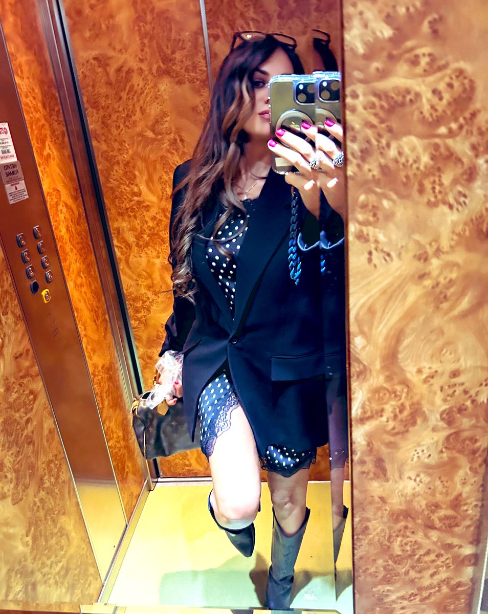 Alcuni fanno il loro ritorno in punta di piedi. Io in ascensore, come sempre. #ElevatedComeback