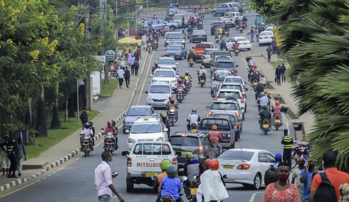 Ikigo cy’Igihugu cy’Ibarurushamibare (NISR) kigaragaza ko ingo 60,000 mu Gihugu zitunze imodoka zingana n’ijanisha rya 1.6%.

Ni mu gihe ingo zitunze amagare zingana na 14.9% na ho izitunze moto bakaba 1.6%.
 Muri <a href="/RwandaEast/">𝐄𝐚𝐬𝐭𝐞𝐫𝐧 𝐏𝐫𝐨𝐯𝐢𝐧𝐜𝐞 | 𝐑𝐰𝐚𝐧𝐝𝐚</a>  ni ho hagaragara ingo nyinshi zituze amagare aho 30%.