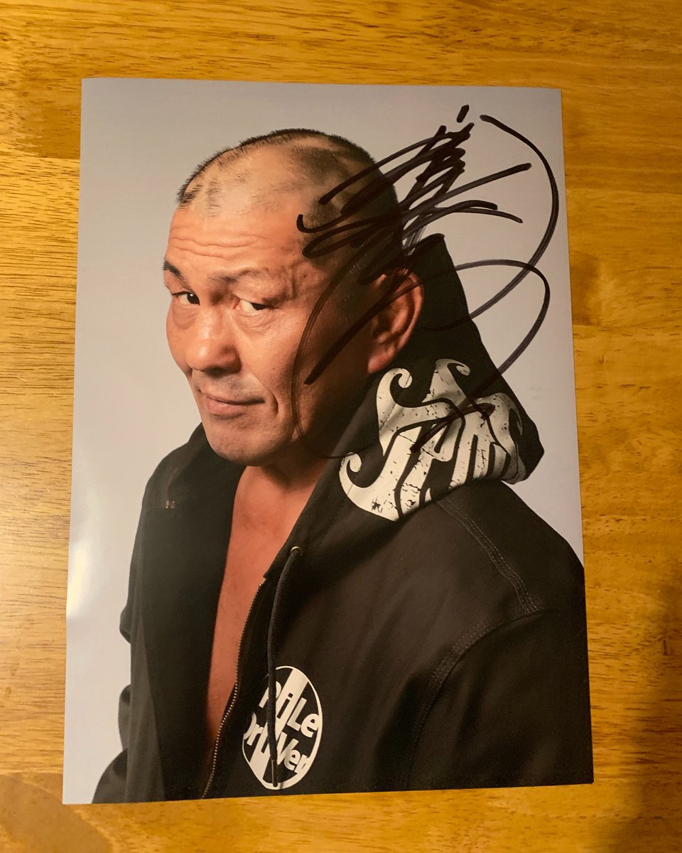 後楽園でいただいたこちら
家宝です👍　

額装しないといけないけど、どんなフレームにしようかなぁ

並んで写真撮るときに気付いた鈴木みのる選手の身体の厚みには本当に驚きました