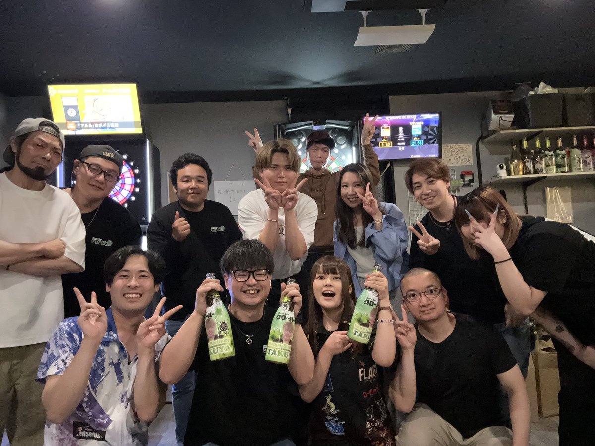 ringo_darts26's tweet photo. 昨日のクローバーでのりんご&金子プレイヤーデーもたくさんありがとうございました🍀☺️

オーナー堀江くんの明け誕を一緒にお祝いしたり、遠方から遊びに来てくれた人もいたり、L-styleのテーマたくさん配ったりで4時半までワイワイやってました🥳🥂🍾

次は来週の金曜日にまたクローバーに行くのでよろしくお願いします🍎笑