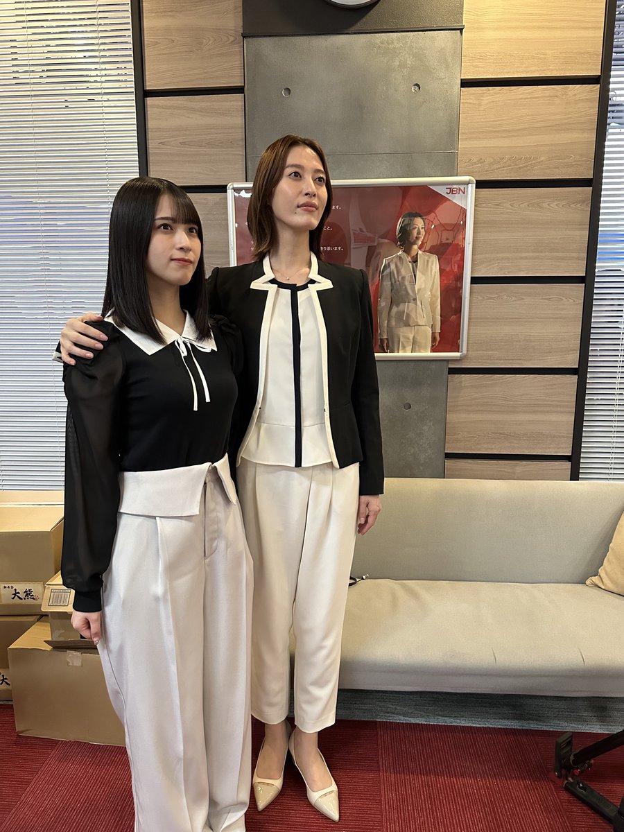 caster_tbs's tweet photo. 何やらポスターと同じポーズをしている
小池アナと紗矢を発見…📸

楽しそうなオフショットをお届けします☺️
同じ方向目指してみんなで頑張ります❤️‍🔥

#月城かなと #佐々木舞香
🗞 第8話 6/1(日)よる9時
#日曜劇場「#キャスター」 https://t.co/OcU9C8MpG8
