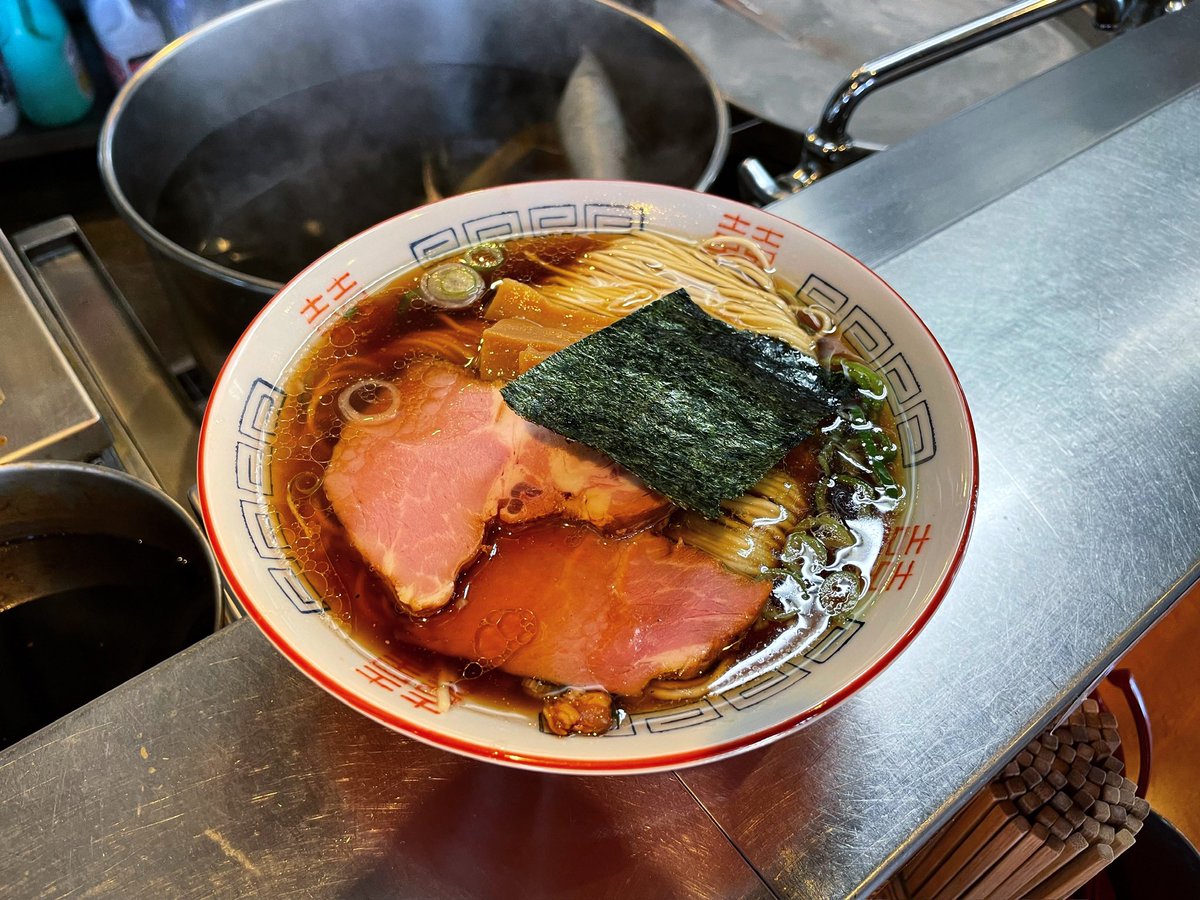 朝、6:00から
日曜日の限定は朝ラーメン
朝6:00から始めます。

「基本の中華そば」

僕のイメージする
中華そばのイメージを繊細かつ大胆に一杯に込めたいと、

ご賞味頂けますと嬉しいです。

お客様の来店が落ちついたところで
一旦、閉店します。
※11時に通常営業を開始します。