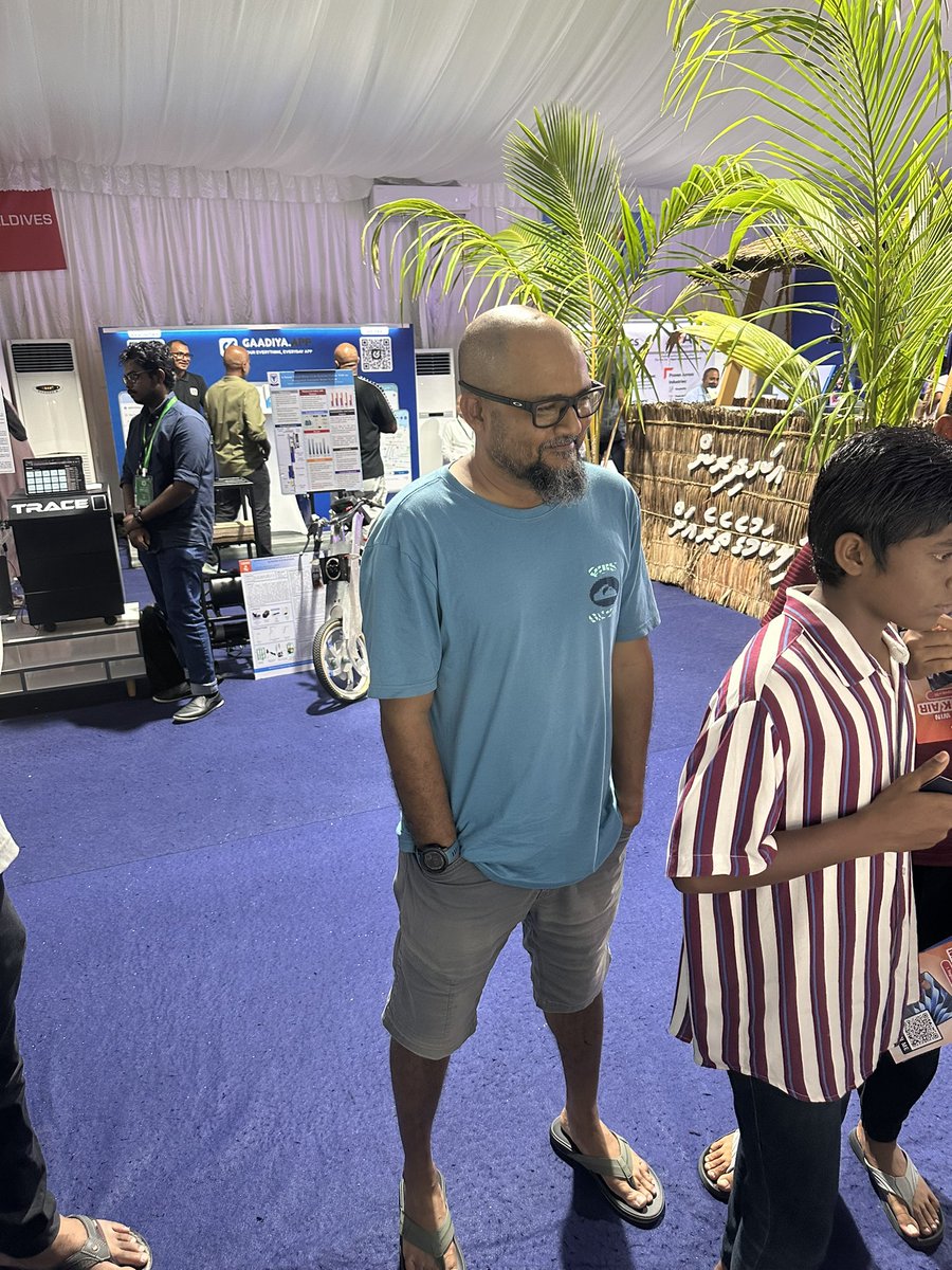 roketscientist's tweet image. Maldives Elon Musk visiting our stall. Starlink @waddey
