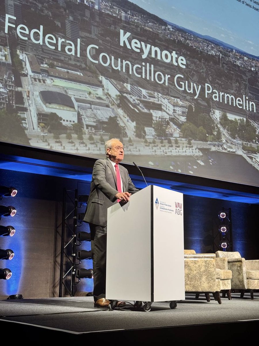 ParmelinG's tweet photo. Lors du Swiss Private Banking Day, j'ai souligné l'importance de la place financière 🇨🇭. Chaque année, plus de 1000 jeunes débutent leur apprentissage dans une #banque. Stabilité, qualité et innovation – le #Swissness à l’état pur. Assurons l’avenir de notre place financière ! https://t.co/u9WxLVHZwe