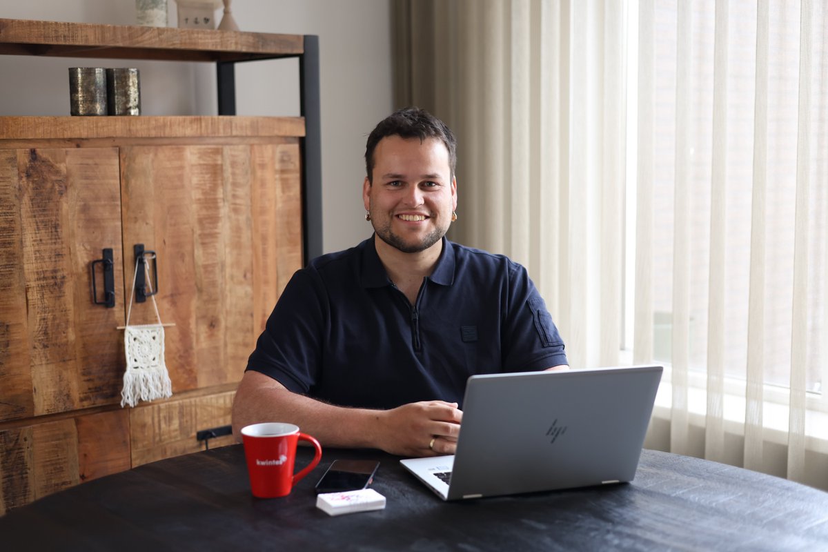 Johannes ging vijf jaar geleden als woonbegeleider aan de slag bij Kwintes in Emmeloord, omdat hij graag dichter bij huis wilde werken. Inmiddels is hij doorgegroeid naar een rol als trajectbegeleider in de regio Flevoland. 

Lees hier meer: 👇
kwintes.nl/nieuws/johanne…